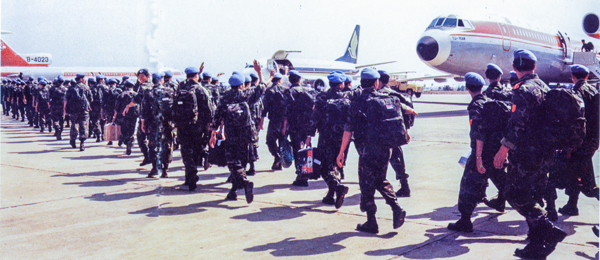 1990年4月，中國軍隊首次向聯(lián)合國停戰(zhàn)監(jiān)督組織派遣5名軍事觀察員。1992年4月，中國軍隊首次向聯(lián)合國柬埔寨臨時權(quán)力機構(gòu)派出400人的維和工程兵大隊